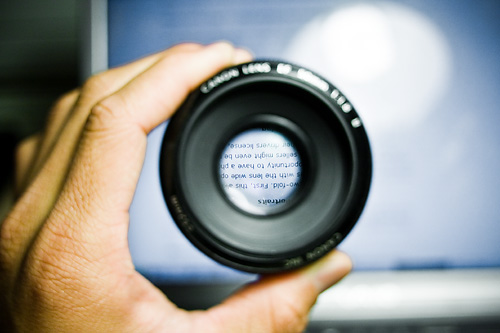 Khi mua một máy ảnh đã qua sử dụng, hãy kiểm tra kỹ mặt trước và mặt sau của ống kính đi kèm với nó.  Nguồn def petapixel.com