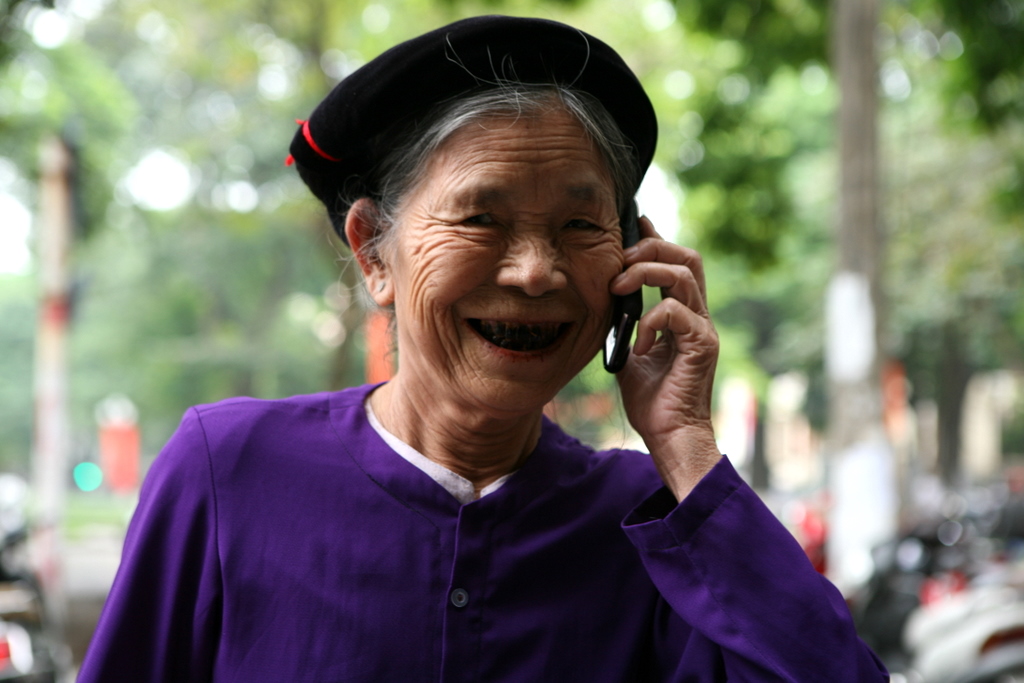 Kinh nghiệm chọn mua điện thoại di động cho người lớn tuổi