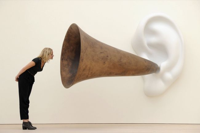Dùng tai nghe âm lượng lớn và tần suất liên tục có thể làm giảm thính lực. Nguồn: globalpost.com