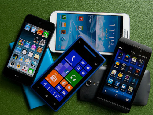 Tham khảo thật nhiều các hãng sản xuất smartphone trước khi đưa ra quyết định. Ảnh: thanhnien.com.vn