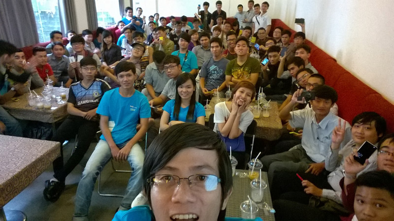 Nokia Lumia 730 chụp ảnh selfie với số đông người Nguồn: image1.ictnews.vn