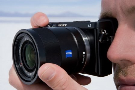Máy ảnh không gương lật sử dụng kính ngắm điện tử. Nguồn: Sony.com.vn