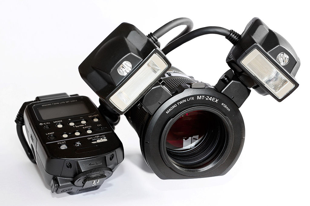 Hình ảnh Canon MT 24-EX với ống kính Sigma 150mm. Nguồn: Wikipedia tiếng Việt