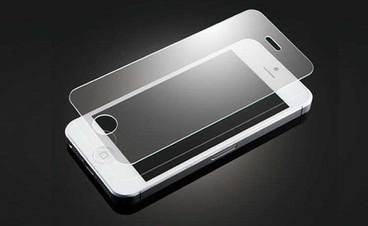 Hãy trang bị miếng dán cường lực cho smartphone của bạn để hạn chế tình trạng vỡ màn hình - Nguồn: applephone.kz