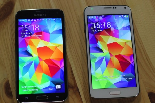 Sản phẩm nhái (phải) không sắc nét và sáng như màn hình Samsung Galaxy S5 (trái) (nguồn: tieudunghay.com)