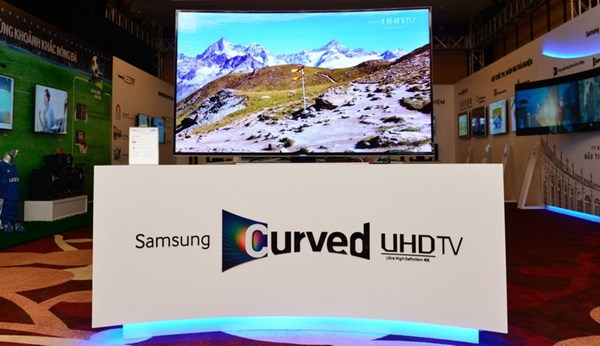 Samsung giới thiệu tivi UHD màn hình cong. Nguồn: baomoi.com