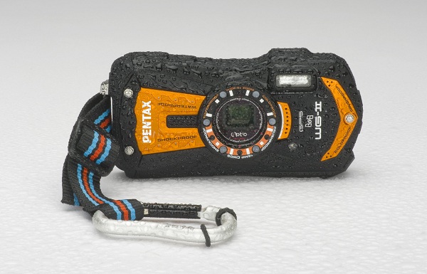 Máy ảnh compact Pentax Optio WG-2 thiết kế đặc biệt với khả năng chống nước, chống nhiệt độ thay đổi, chống bụi bẩn (Ảnh: pcworld.com.vn)