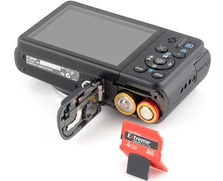 Pin Lithium và pin AA là những loại pin thông dụng của máy ảnh compact. (Ảnh: tiki.vn; cafef1.com)