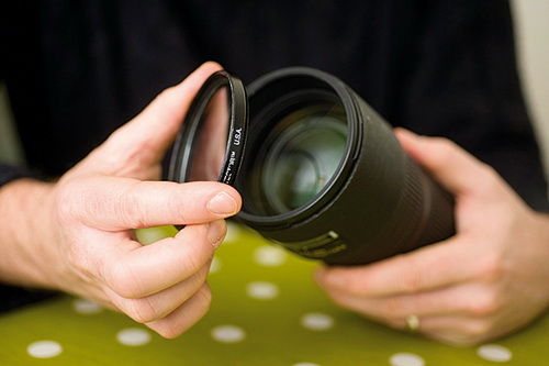 Kính lọc vừa giúp bảo vệ ống kính khỏi bụi bẩn vừa mang lại chất lượng hình ảnh tốt hơn. Nguồn: vuanhiepanh.com