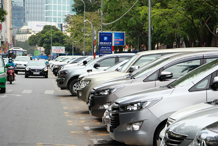 Bãi giữ xe ô tô ngoài đường lớn phù hợp với những tài xế có nhu cầu lấy xe nhanh Bãi giữ xe ô tô ngoài đường lớn phù hợp với những tài xế có nhu cầu lấy xe nhanh