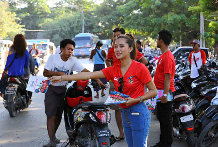 Hãy tươi cười khi phát tờ rơi cho người khác Hãy tươi cười khi phát tờ rơi cho người khác