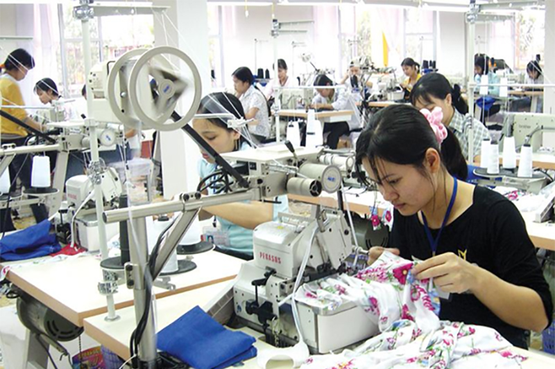 Tại Sao Nên Chọn Xưởng May Gia Công Thay Vì Tự Sản Xuất? Không gian làm việc chuyên nghiệp tại Xưởng May Giá Tốt – nơi sản xuất hàng trăm mẫu thời trang mỗi tháng.