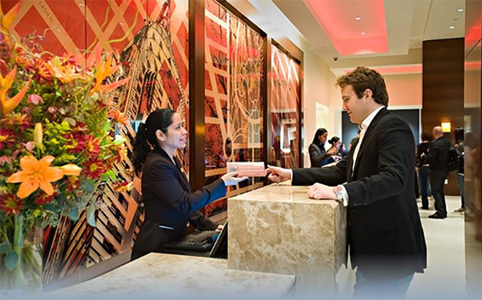 Nhân viên lễ tân là “bộ mặt” của khách sạn