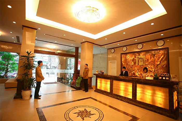 Lễ tân khách sạn được làm việc trong đại sảnh sang trọng