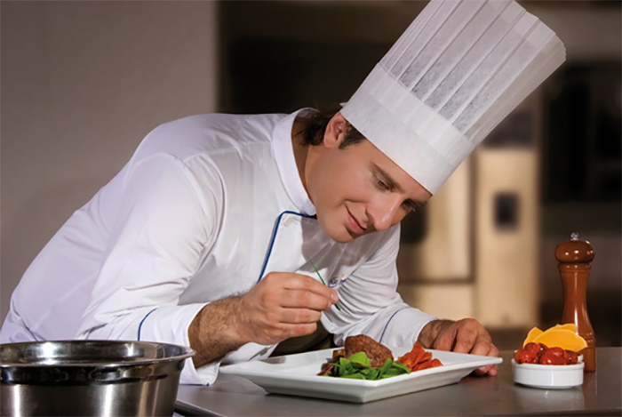 Ngoài trực tiếp chế biến món ăn, bếp trưởng còn đảm nhiệm rất nhiều công việc khác