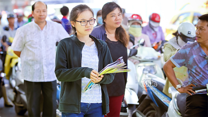 Cần chú ý cách phát tờ rơi sao cho hiệu quả mà không gây mất an toàn giao thông Cần chú ý cách phát tờ rơi sao cho hiệu quả mà không gây mất an toàn giao thông