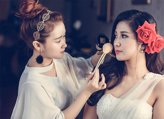 Người trong cuộc tâm sự nghề trang điểm cũng có những cái khổ riêng Người trong cuộc tâm sự nghề trang điểm cũng có những cái khổ riêng
