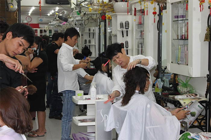 Nghề thợ làm tóc cũng có không ít những thử thách