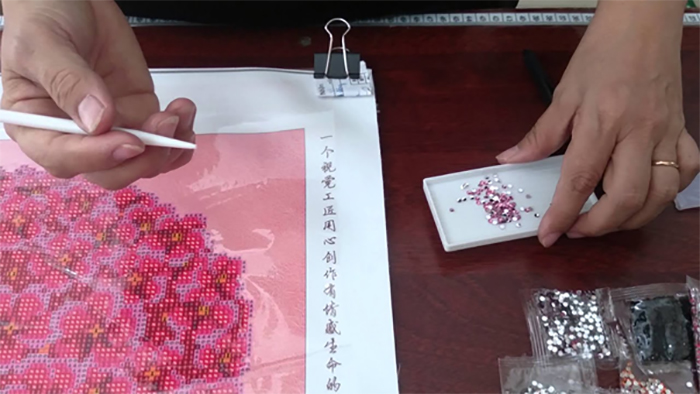 Gia công tranh đính đá Bình Dương được nhiều chị em phụ nữ lựa chọn Gia công tranh đính đá Bình Dương được nhiều chị em phụ nữ lựa chọn