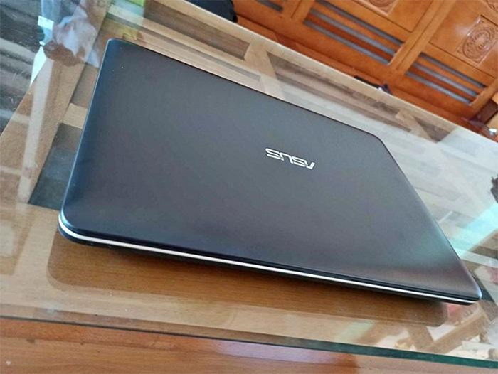 Một chiếc laptop Asus cũ được người ta rao bán với giá rẻ Một chiếc laptop Asus cũ được người ta rao bán với giá rẻ