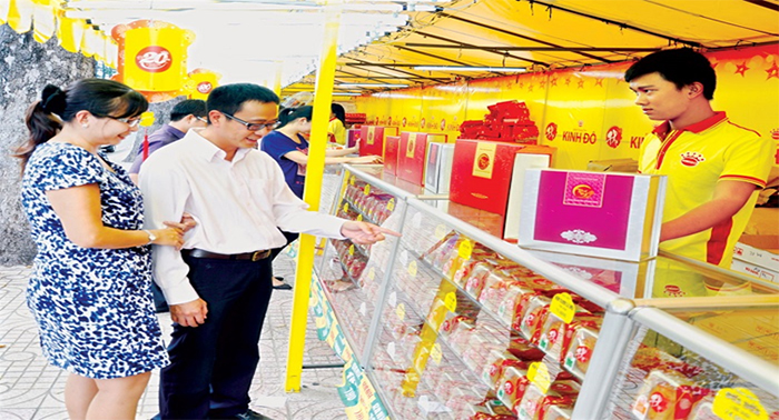 Công nhân thời vụ được thuê bán bánh trung thu Công nhân thời vụ được thuê bán bánh trung thu