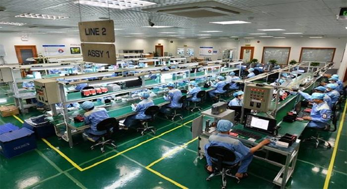 Những nhân viên thời vụ số lượng lớn được thuê để lắp ráp linh kiện Những nhân viên thời vụ số lượng lớn được thuê để lắp ráp linh kiện