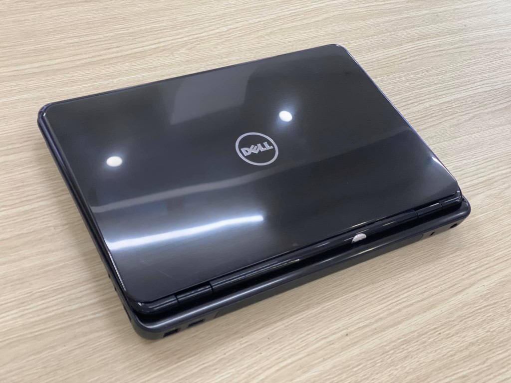 Dell Inspiron N4110 sở hữu thiết kế cứng cáp đặc trưng của dòng laptop Dell