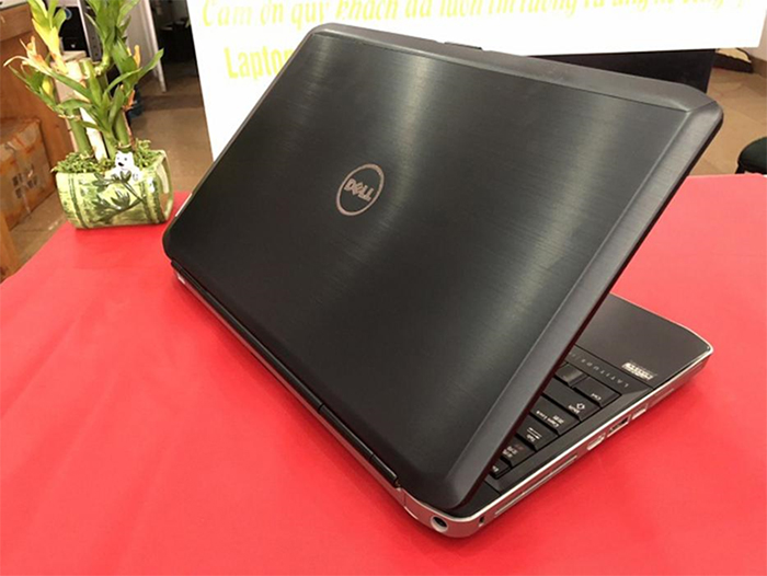 Thiết kế máy Dell Latitude khá cứng cáp và mạnh mẽ