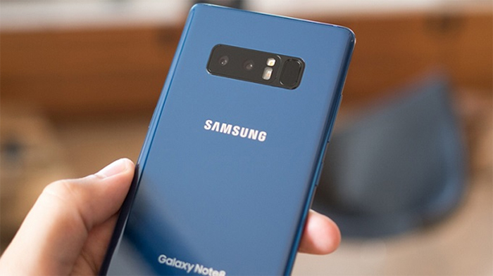 Galaxy Note 8 là chiếc Galaxy Note đầu tiên của Samsung có màn hình cong tràn hai cạnh, các cạnh viền được làm mỏng tối đa để tối ưu diện tích hiển thị Galaxy Note 8 là chiếc Galaxy Note đầu tiên của Samsung có màn hình cong tràn hai cạnh, các cạnh viền được làm mỏng tối đa để tối ưu diện tích hiển thị
