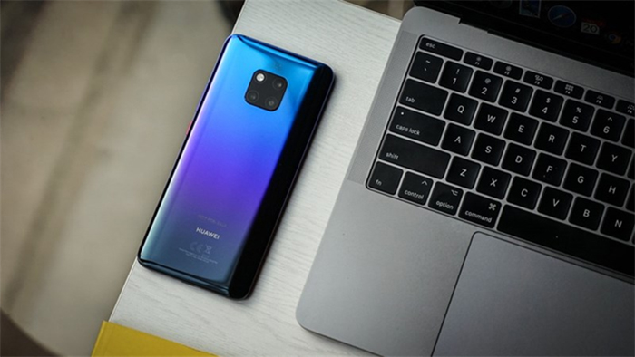Mate 20 Pro có mặt lưng được thiết kế bằng kính bóng bẩy kết hợp vân carbon 3D theo dạng phay xước cho cảm giác sang trọng Mate 20 Pro có mặt lưng được thiết kế bằng kính bóng bẩy kết hợp vân carbon 3D theo dạng phay xước cho cảm giác sang trọng
