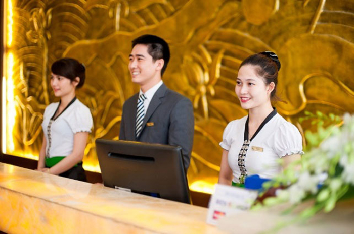 Hình ảnh nhân viên lễ tân khách sạn hỗ trợ khách hàng