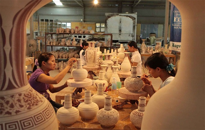 Các nghệ nhân đang điêu khắc gốm một cách tỉ mỉ Các nghệ nhân đang điêu khắc gốm một cách tỉ mỉ