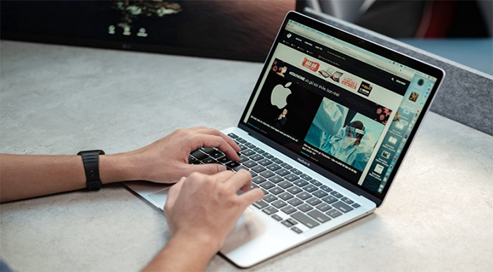 Trực tiếp kiểm tra máy macbook air 2013 cũ để đảm bảo máy hoạt động tốt Trực tiếp kiểm tra máy macbook air 2013 cũ để đảm bảo máy hoạt động tốt