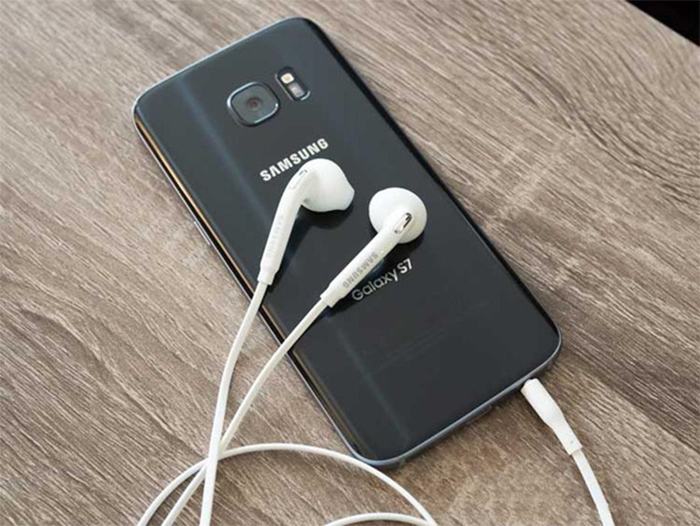 Cắm đi cắm lại tai nghe nhiều lần để kiểm tra có bị lỗi Cắm đi cắm lại tai nghe nhiều lần để kiểm tra có bị lỗi
