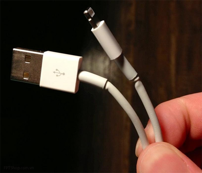 Dây sạc kém chất lượng hư hỏng khiến việc sạc iPhone không nhận Dây sạc kém chất lượng hư hỏng khiến việc sạc iPhone không nhận