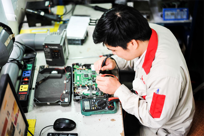 Đối với công việc sửa chữa đồ điện tử, đồ gia dụng hay điện lạnh đều là những nghề không cần bằng cấp.
