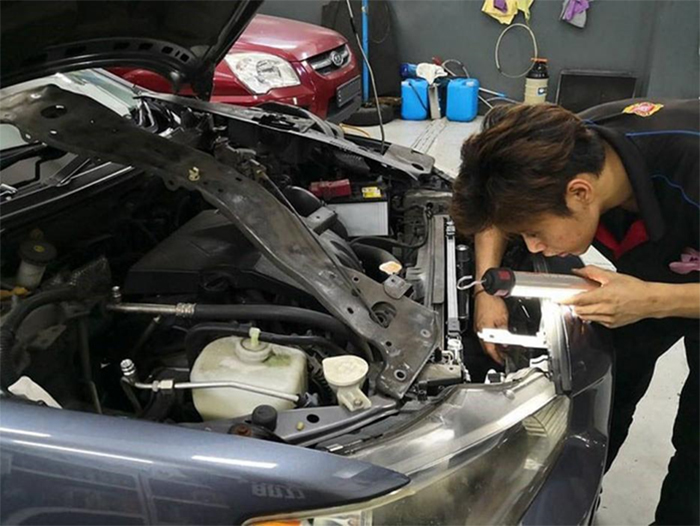 Bạn đang cần sửa chữa chiếc ô tô yêu quý của mình? Hãy để những chuyên gia lương thợ sửa chữa ô tô của chúng tôi giúp bạn! Với kinh nghiệm và sự tận tâm, chúng tôi cam kết sẽ mang lại cho bạn chiếc xe hoạt động tốt nhất. Xem hình ảnh để biết thêm chi tiết.