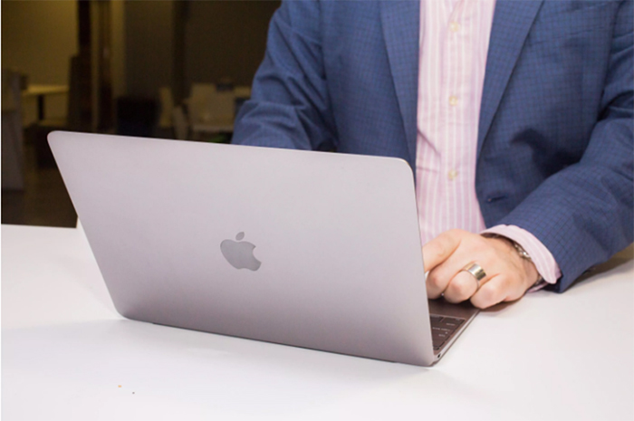 MacBook Pro 2017 sẽ được chia làm 2 bản nhỏ là MacBook Pro 13 inch và 15 inch MacBook Pro 2017 sẽ được chia làm 2 bản nhỏ là MacBook Pro 13 inch và 15 inch