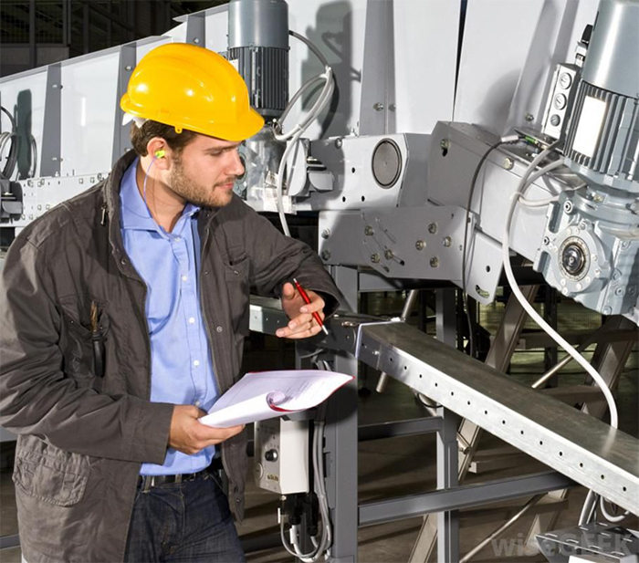 Nhân viên quản lý sản xuất cũng trực tiếp kiểm tra hoạt động của máy móc