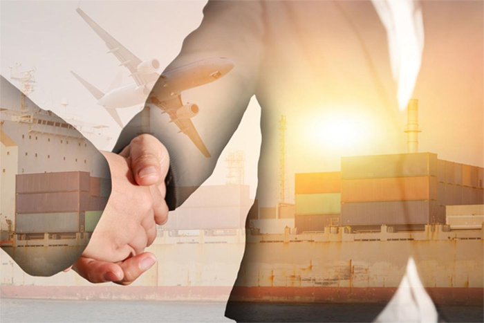 Nhân viên xuất nhập khẩu chịu trách nhiệm nhập và xuất khẩu hàng hóa ra nước ngoài