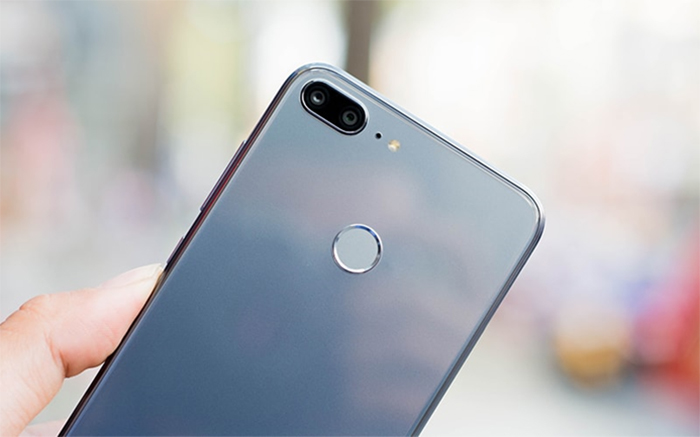 Tuy là máy thuộc phân khúc giá rẻ nhưng thiết kế của Honor 9 Lite không hề kém các dòng máy ở phân khúc cao hơn Tuy là máy thuộc phân khúc giá rẻ nhưng thiết kế của Honor 9 Lite không hề kém các dòng máy ở phân khúc cao hơn
