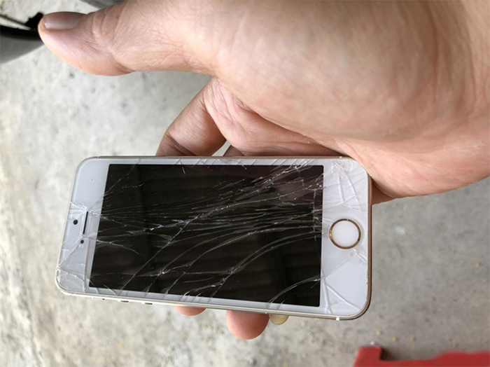 iPhone 14 Pro Max và Galaxy S22 Ultra đọ độ bền khi thả rơi xuống nền cứng  | Báo Dân trí