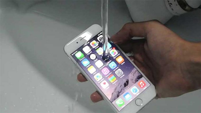 iPhone 7 có thể dùng dưới mưa mà không lo hư hỏng iPhone 7 có thể dùng dưới mưa mà không lo hư hỏng