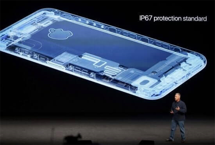 Khả năng chống nước của iPhone 7 Plus được giới thiệu trong buổi ra mắt của Apple Khả năng chống nước của iPhone 7 Plus được giới thiệu trong buổi ra mắt của Apple