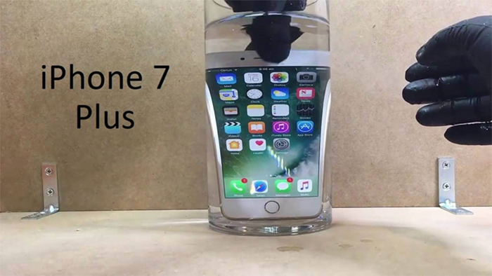 Không nên quá lạm dụng tính năng chống nước của iPhone Không nên quá lạm dụng tính năng chống nước của iPhone