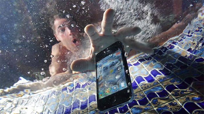 iPhone 11 Pro bị rơi xuống nước, xử lý ra sao ?