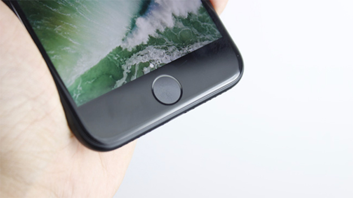 Nút Home trên iPhone 7 Plus có nhiều bụi bẩn bám vào. Đây cũng là một yếu tố khiến hoạt động của nút Home bị cản trở. Nút Home trên iPhone 7 Plus có nhiều bụi bẩn bám vào. Đây cũng là một yếu tố khiến hoạt động của nút Home bị cản trở.