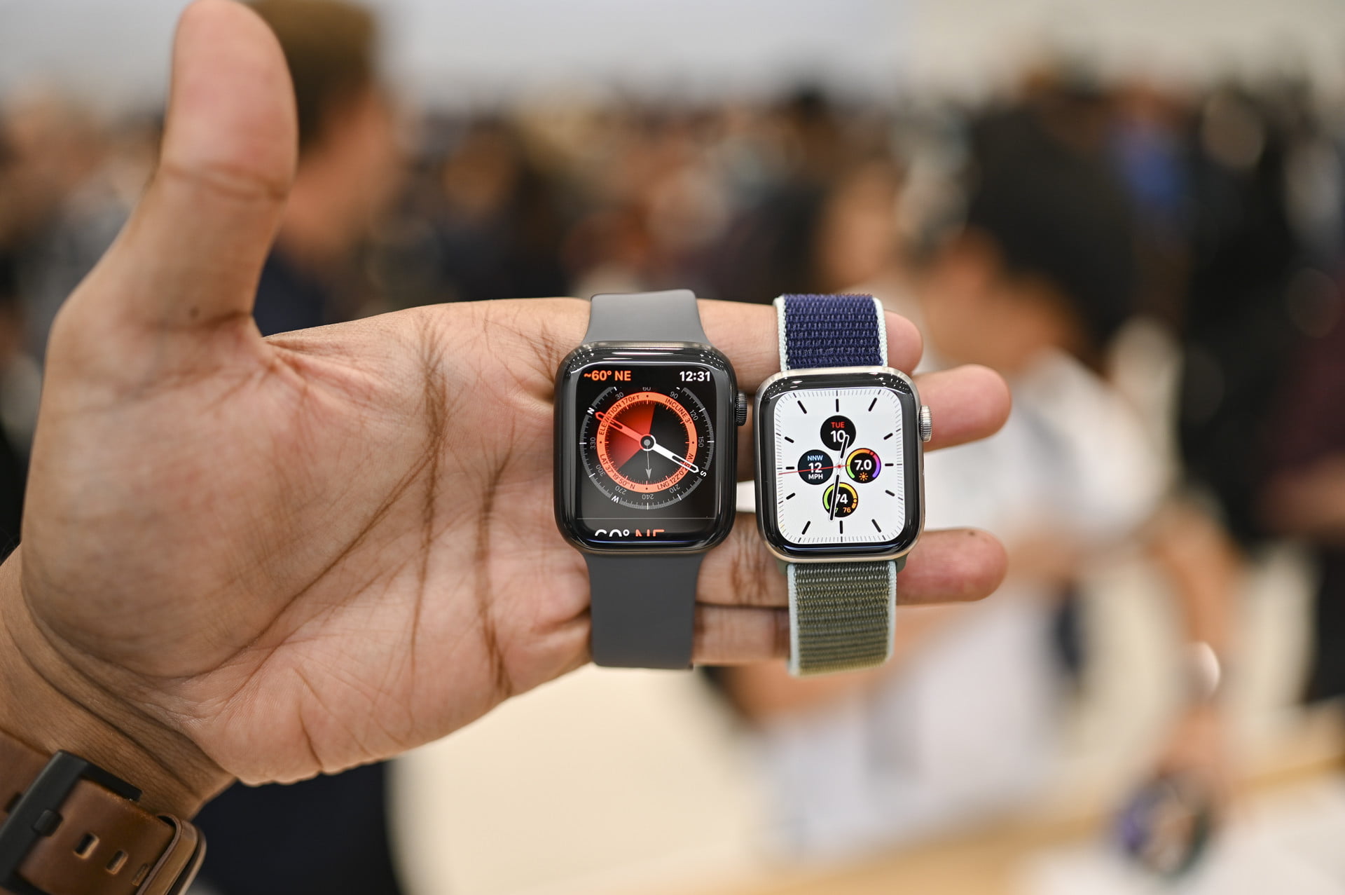 So sánh Apple Watch 4 và 5: Smart watch nào đáng mua ở thời điểm này?
