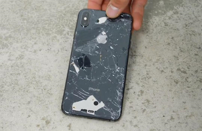Điện thoại iPhone XS Max từng rơi rớt rất dễ bị lỗi treo máy khi sử dụng