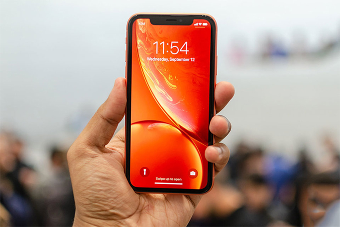 iPhone XR có màn hình tai thỏ giống với iPhone X tuy nhiên phần viền màn hình tương đối dày